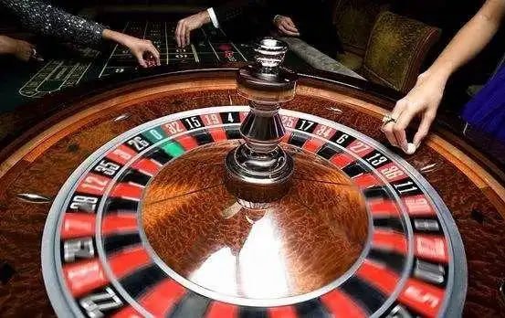 Người chơi đang trải nghiệm cá cược bóng đá và casino trực tuyến trên nền tảng ae88
